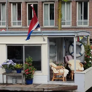 Pantheos Houseboat Botel